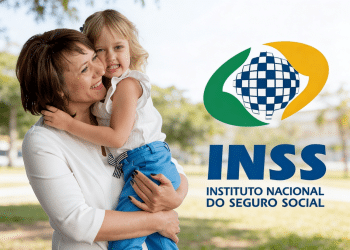 Mulher sorrindo ao segurar uma criança loira ao lado da logo do INSS.