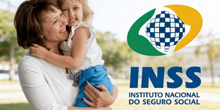 Mulher sorrindo ao segurar uma criança loira ao lado da logo do INSS.