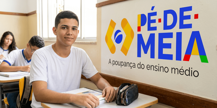 Jovem ao lado da logo do programa Pé-de-Meia.