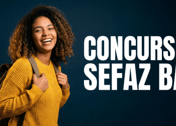 Jovem negra com cabelos cacheados e suéter amarelo carrega mochila ao lado do texto Concurso SEFAZ BA.