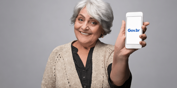 Idosa exibindo tela do celular com nome "Gov.br".