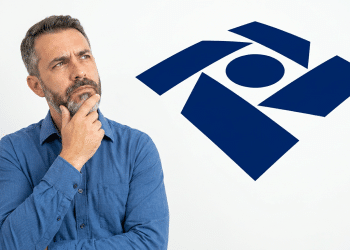 Contribuinte pensativo diante do logo da Receita Federal.
