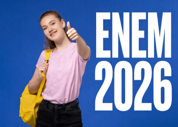 Estudante faz sinal de positivo com nome "ENEM 2026" do lado.