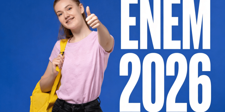 Estudante faz sinal de positivo com nome "ENEM 2026" do lado.