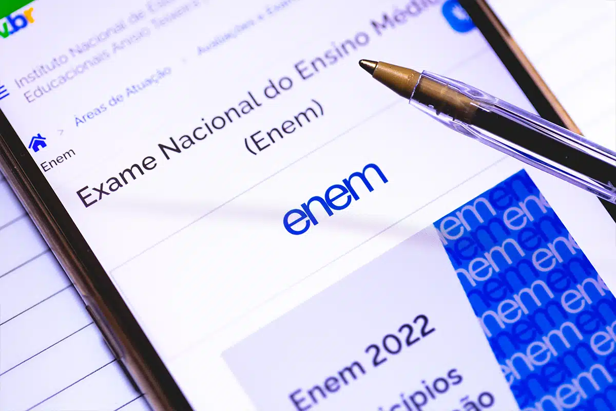 Caneta encima de um celular com o nome "Enem".