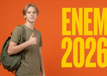 Jovem loiro com camiseta verde-oliva e mochila faz sinal de positivo ao lado do texto ENEM 2026 em fundo laranja.