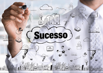 Executivo desenha mapa mental de sucesso em painel de vidro.