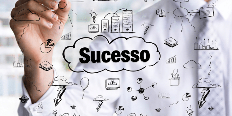 Executivo desenha mapa mental de sucesso em painel de vidro.