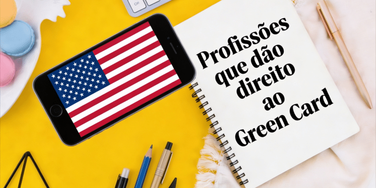 Caderno com a frase "Profissões que dão direito ao Green Card" e celular exibindo a bandeira dos EUA.