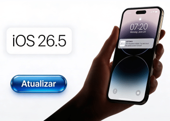 Mão segurando iPhone com tela de bloqueio exibindo notificação do iOS 26.5 disponível para instalação.