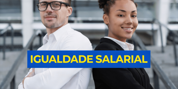Homem de camisa branca e óculos e mulher negra de blazer preto, lado a lado, com faixa azul escrito "Igualdade Salarial".