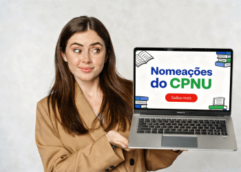 Mulher segura notebook com a frase "Nomeações do CPNU" destacado na tela.