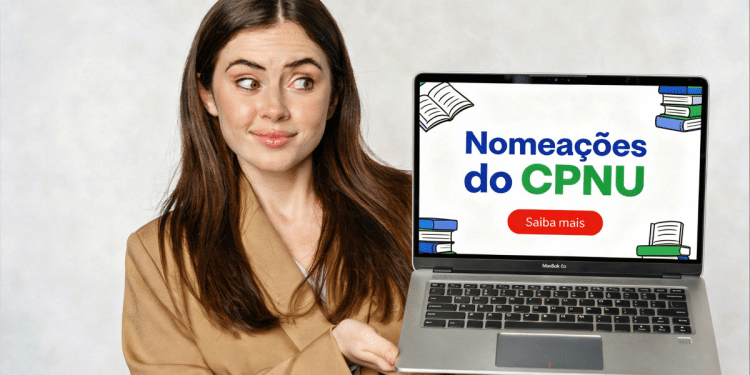 Mulher segura notebook com a frase "Nomeações do CPNU" destacado na tela.