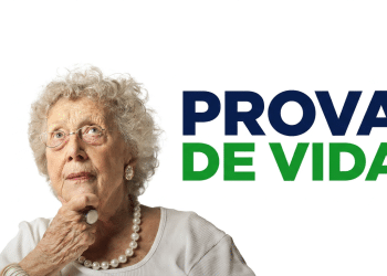 Idosa de cabelos cacheados com óculos e colar de pérolas pensativa ao lado do texto "Prova de Vida".