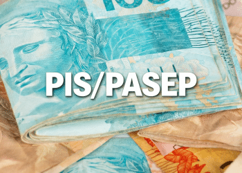 Notas de 100 reais empilhadas com texto PIS/PASEP sobreposto representando abono salarial.