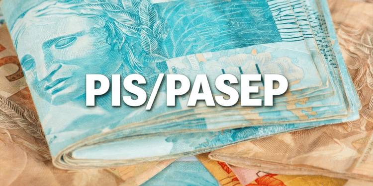 Notas de 100 reais empilhadas com texto PIS/PASEP sobreposto representando abono salarial.