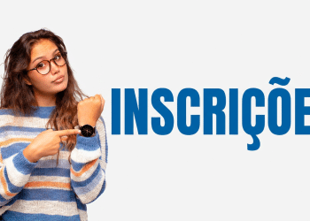Jovem aponta para relógio indicando prazo de inscrições.