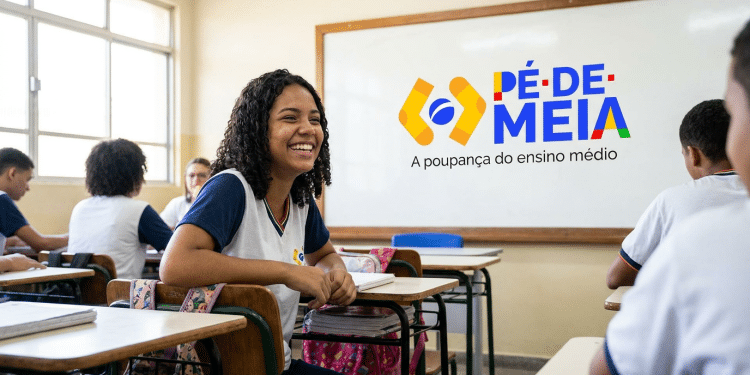 Estudante sorrindo em sala de aula com logo do programa Pé-de-Meia.