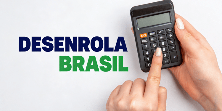 Nome "Desenrola Brasil" destacado e mãos segurando uma calculadora.