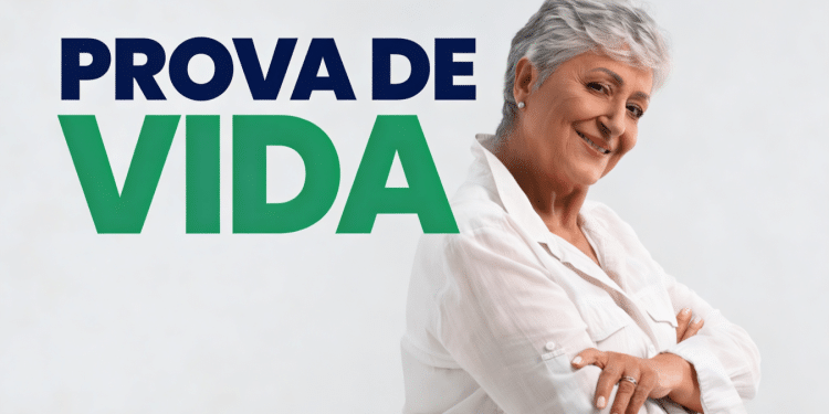 Mulher idosa de cabelos grisalhos curtos sorri, vestindo camisa branca, ao lado do texto "Prova de Vida".