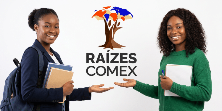 Duas jovens negras sorrindo e apontando para logo do Raízes Comex, uma com blazer e livros, outra com blusa verde e caderno.