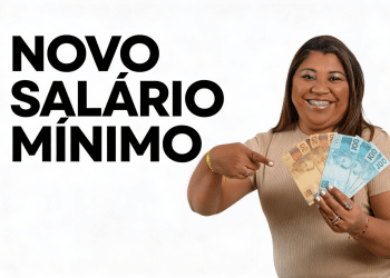 Mulher segurando cédulas brasileiras ao lado do nome "Novo salário mínimo".