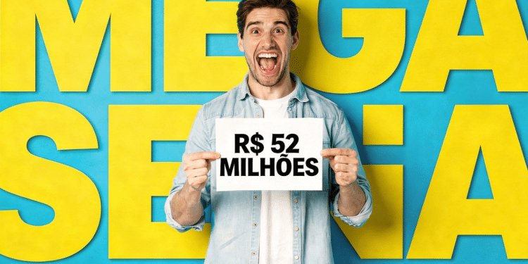 Homem jovem comemora segurando placa "R$ 150 milhões" com fundo azul e amarelo escrito "MEGA-SENA".