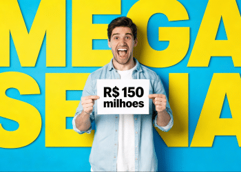 Homem jovem comemora segurando placa "R$ 150 milhões" com fundo azul e amarelo escrito "MEGA_SENA".
