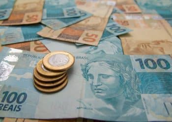 Real brasileiro em destaque: cédulas e moedas.