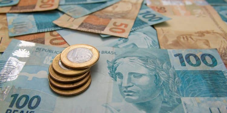 Real brasileiro em destaque: cédulas e moedas.