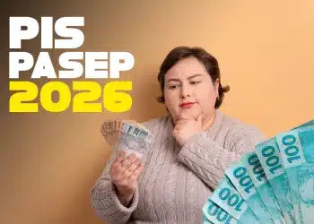 Mulher segurando dinheiro com chamada sobre o PIS/Pasep 2026, representando a liberação do pagamento e a mensagem “PIS não habilitado”.