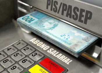 Dinheiro sendo sacado de caixa eletrônico, notas de 100 reais, teclas e frases PIS/PASEP e abono salarial destacadas, simbolizando o pagamento de R$ 4.521 do Abono e ressarcimento PIS/Pasep.