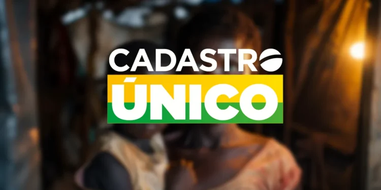 Logotipo do Cadastro Único sobre imagem de uma mulher com uma criança no colo, representando a ação para inscrição e atualização dos dados.