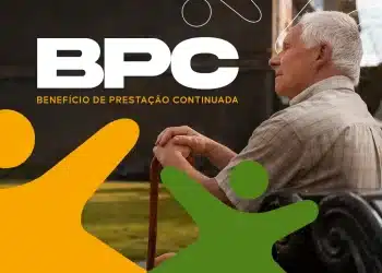 Idoso de cabelos brancos sentado em banco de praça segurando bengala com sigla BPC em destaque