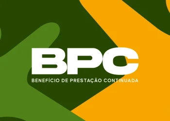 Logo do BPC, Benefício de Prestação Continuada, em destaque sobre fundo verde e amarelo, representando a divulgação do calendário de pagamento de maio, já disponível para consulta.