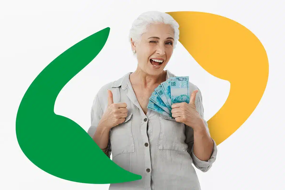 Idosa sorrindo e segurando dinheiro, simbolizando recebimento antecipado do benefício em situação emergencial