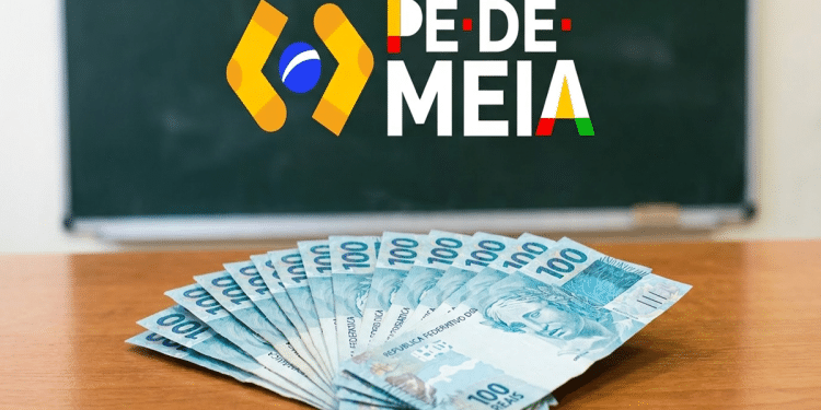 Notas de R$ 100 em leque sobre mesa com logotipo Pé-de-Meia e lousa verde ao fundo, simbolizando as datas de pagamento neste mês de maio.