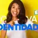 Mulher sorridente apontando para a nova Carteira de Identidade Nacional, em referência à emissão gratuita oferecida pela Caravana de Direitos Humanos nesta terça (5) e quarta-feira (6).