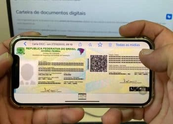 Pessoa segurando celular com a nova Carteira de Identidade Nacional digital aberta na tela
