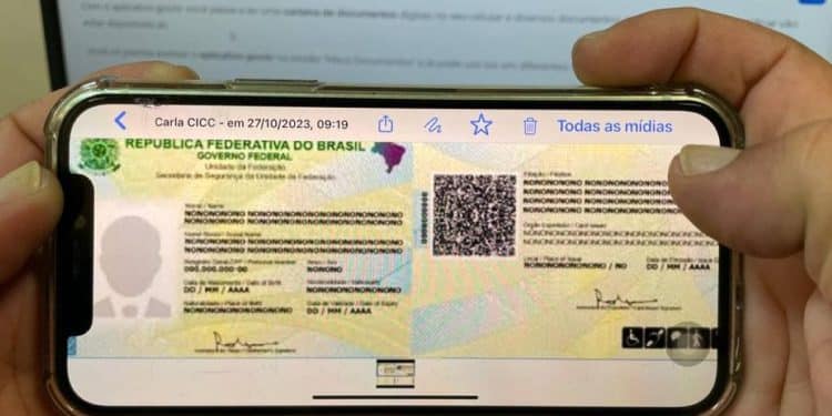 Pessoa segurando celular com a nova Carteira de Identidade Nacional digital aberta na tela