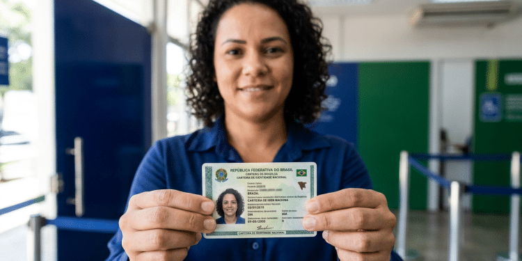 Cidadã exibe a nova Carteira de Identidade Nacional recém-emitida em unidade de atendimento