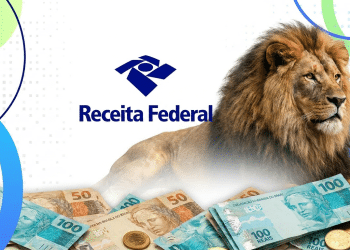 Leão ao lado da marca da Receita Federal, com cédulas e moedas de real espalhadas na base.