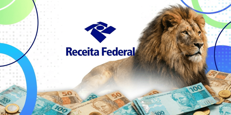 Leão ao lado da marca da Receita Federal, com cédulas e moedas de real espalhadas na base.