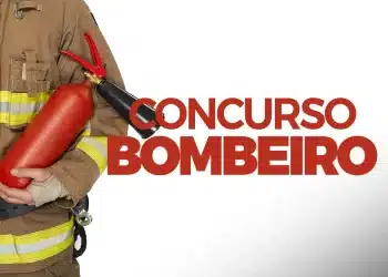 Bombeiro segura extintor vermelho, usando uniforme bege com faixas refletivas amarelas e texto "Concurso Bombeiro".