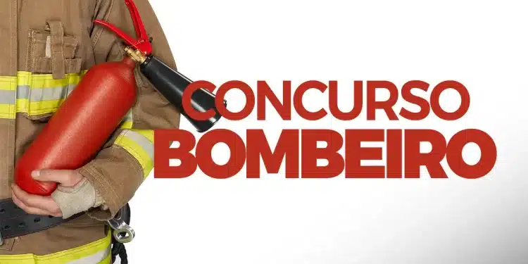 Bombeiro segura extintor vermelho, usando uniforme bege com faixas refletivas amarelas e texto "Concurso Bombeiro".