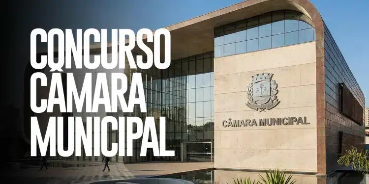 Prédio de Câmara Municipal com fachada de vidro, brasão no concreto, espelho d'água e praça com pessoa caminhando