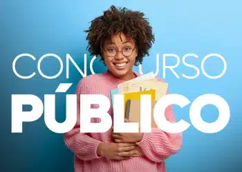 Jovem segurando livros em frente ao texto concurso público