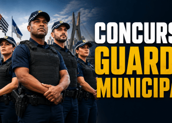 Quatro guardas civis metropolitanos de São Paulo em uniforme azul-marinho com coletes táticos e boné xadrez.