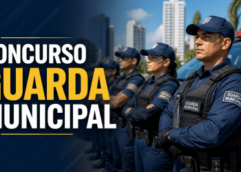 Guardas Municipais fardados de azul perfilados ao lado de viatura com o texto "Concurso Guarda Municipal"