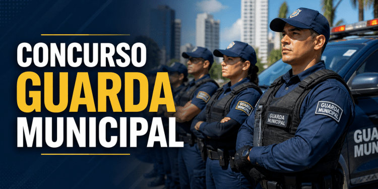 Guardas Municipais fardados de azul perfilados ao lado de viatura com o texto "Concurso Guarda Municipal"